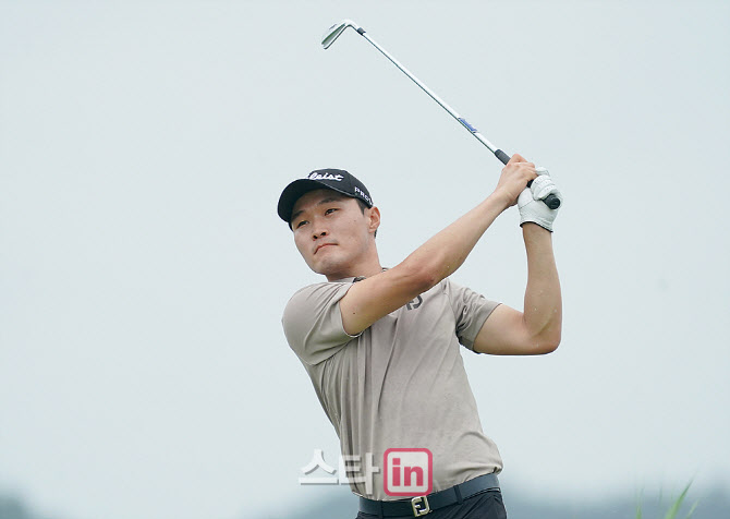  타구 방향 살피는 남재성                                                                                                                                                                          
