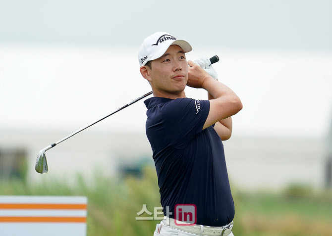  타구 바라보는 김우현                                                                                                                                                                             
