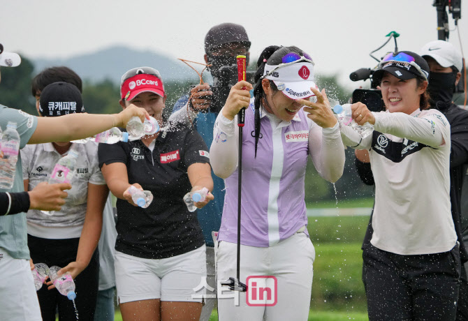 이소영 '짜릿한 우승 축하 물세레'                                                                                                                                                        