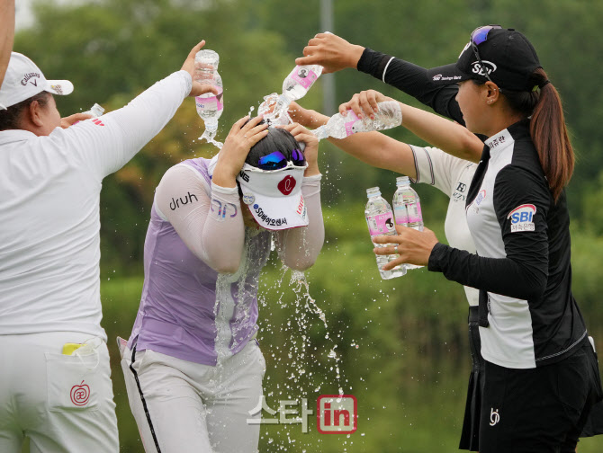 이소영 '폭포수 같은 우승 축하 물세레'                                                                                                                                                   
