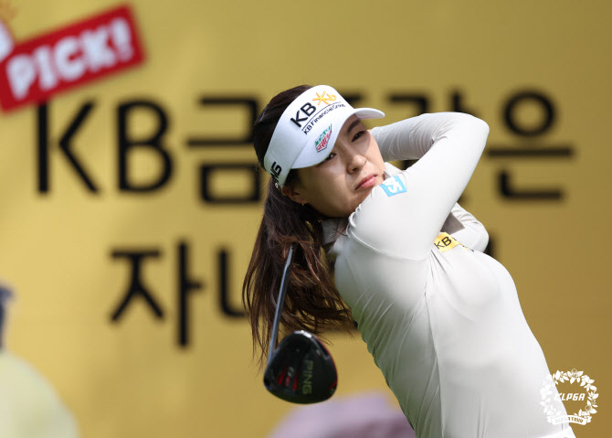 '메이저 퀸' 전인지, 1R 3타 차 공동 12위…간판 박민지 공동 선두 - Vimarsana News