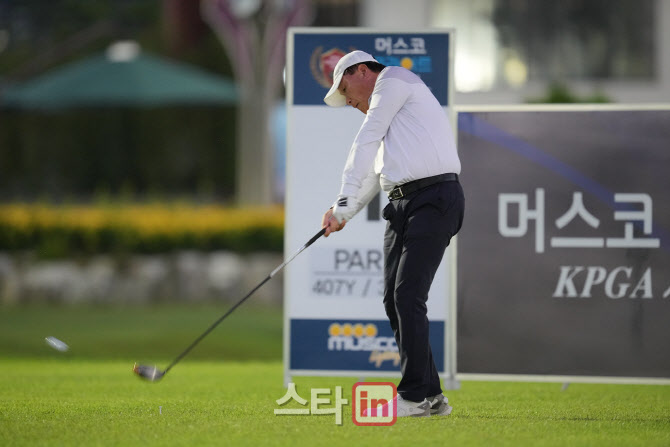 김재중 '정교한 임팩트로 시작'                                                                                                                                                           