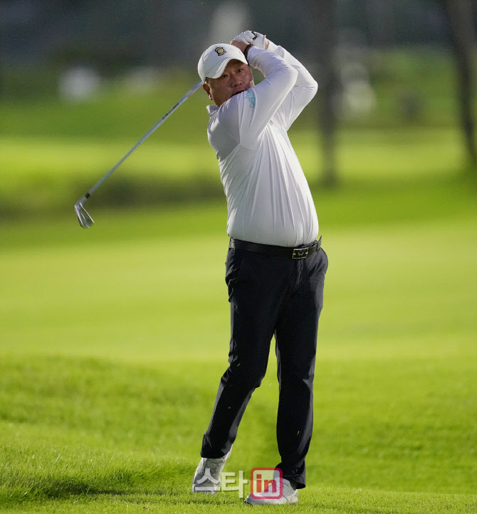 김재중 '첫 홀 핀에 붙어라'                                                                                                                                                              