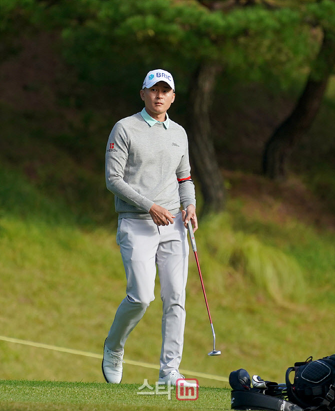  홀아웃하는 이성호                                                                                                                                                                                