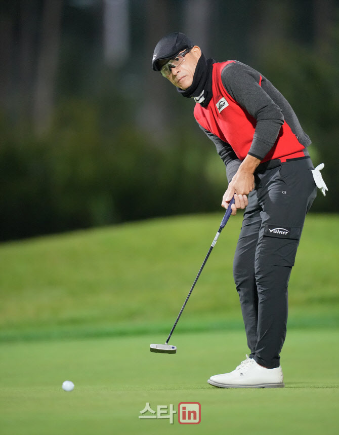 이대환 '버디 퍼트 들어가라'                                                                                                                                                             