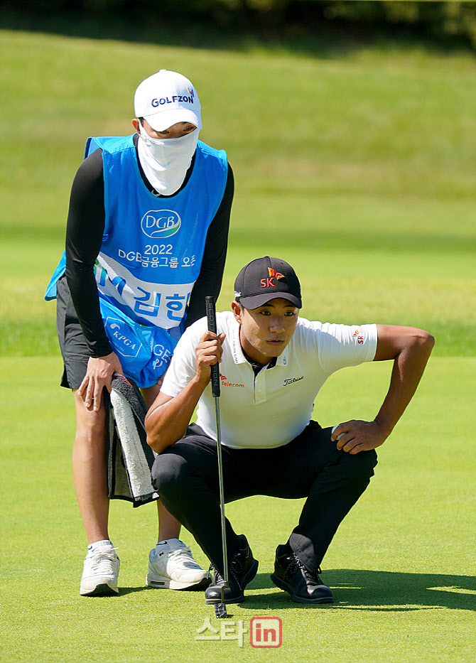  김한별 '캐디와 살피는 그린 경사'                                                                                                                                                       