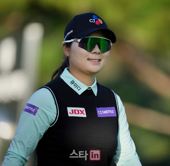 홍정민 '인사는 미소로'                                                                                                                                                                  