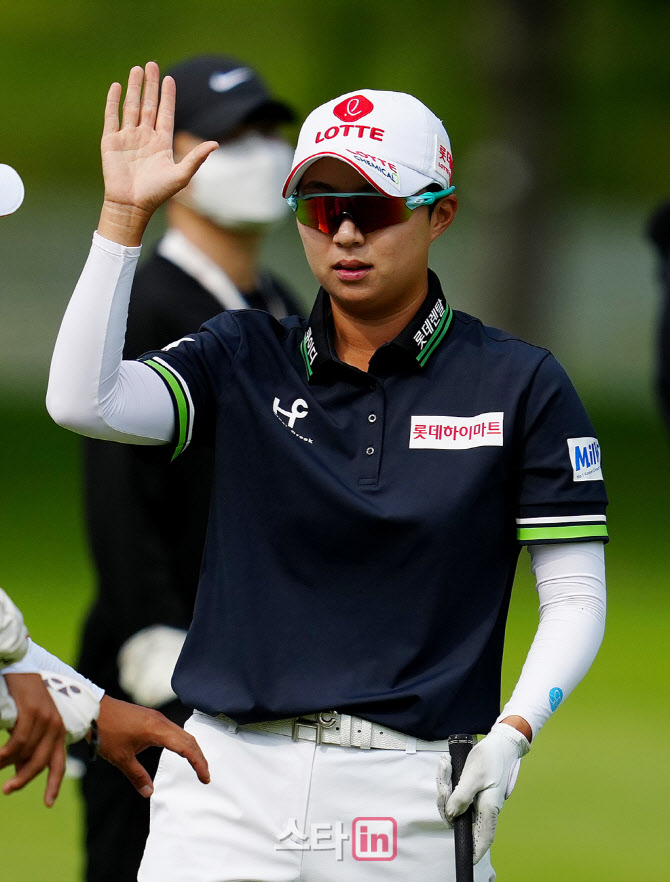 김효주 '아픔이 느껴지는 손인사'                                                                                                                                                         