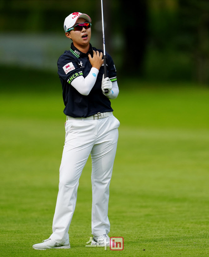 김효주 '샷 할때마다 느껴지는 고통'                                                                                                                                                      