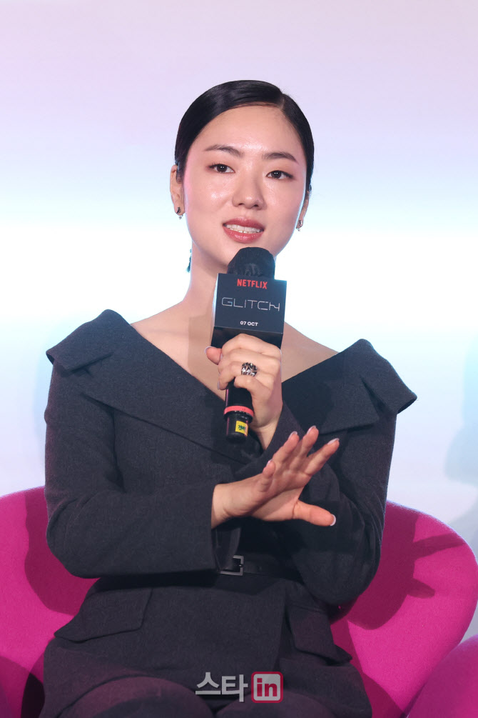 질문에 답하는 전여빈                                                                                                                                                                              