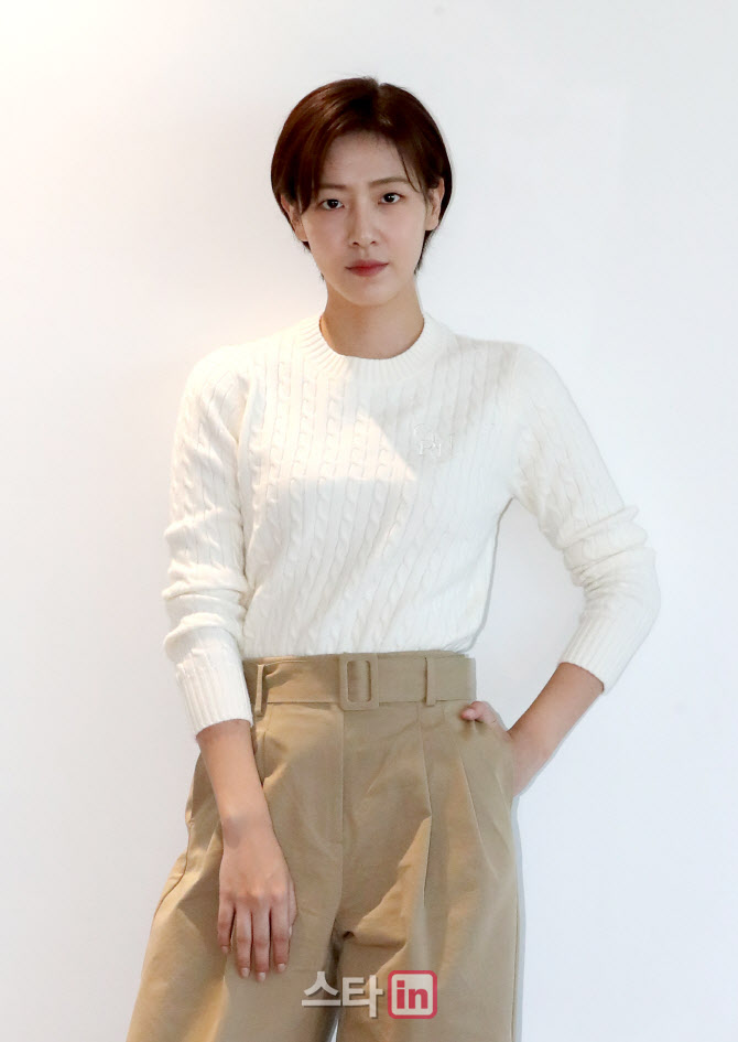 배우 배다빈, 시크하게                                                                                                                                                                             