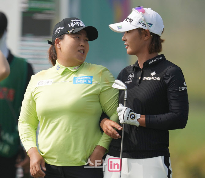 안선주,박지영 '다른 포즈로 바꾸자'                                                                                                                                                      