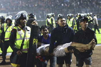 인도네시아 축구 최악의 비극...관중 폭동으로 최소 129명 사망