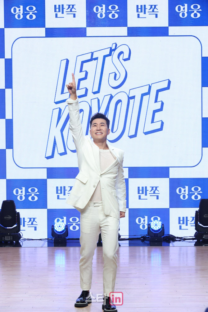 김종민, 코요태 리더의 포즈                                                                                                                                                                        