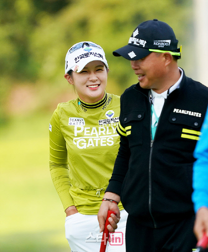  밝게 웃는 박현경과 박세수                                                                                                                                                                        