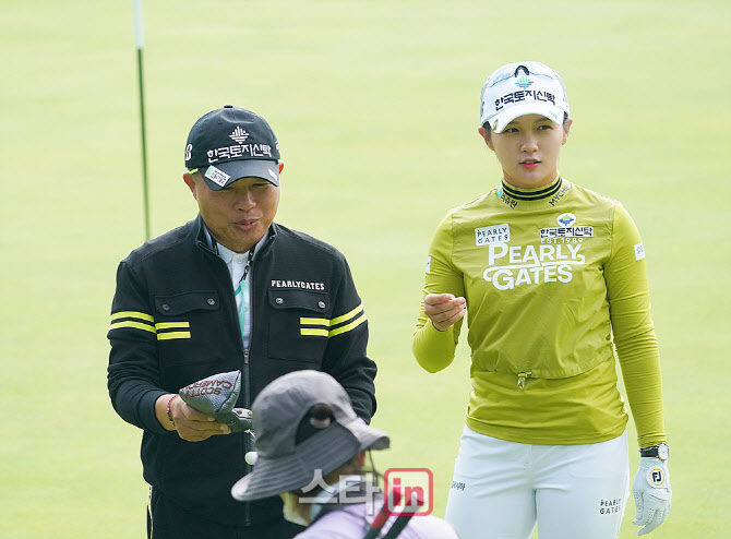  홀아웃하는 박현경과 박세수                                                                                                                                                                       