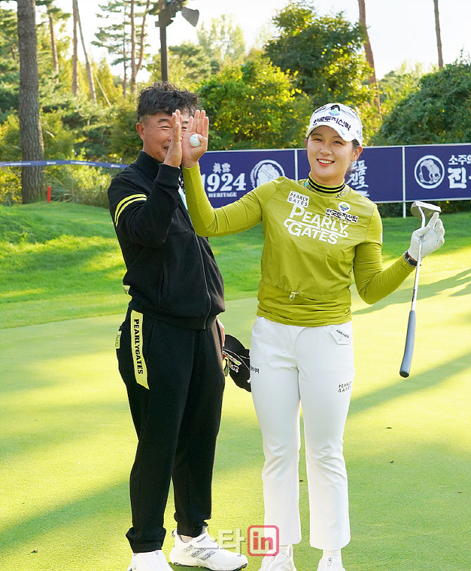 박현경,박세수 '패밀리 대항전 우승 하이파이브'                                                                                                                                           