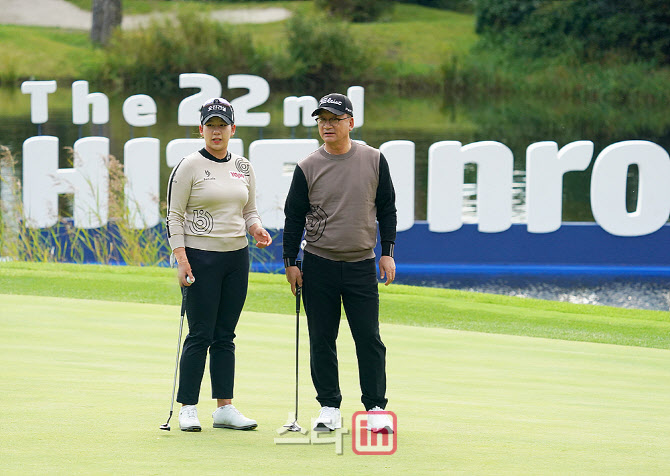  홍지원과 홍지원아빠 '그린을 살펴요'                                                                                                                                                    