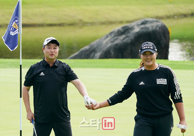  유해란 '우린 오빠와 나섰어요'                                                                                                                                                          