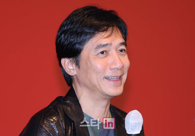 '취재진 질문에 답하는 양조위'                                                                                                                                                           