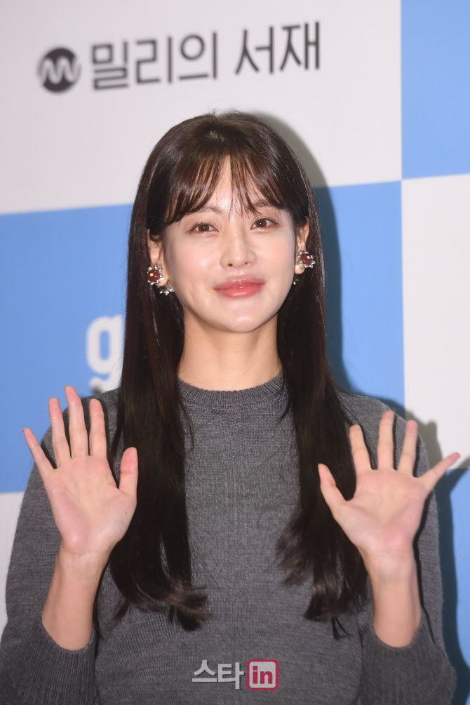 인사하는 오연서                                                                                                                                                                                   