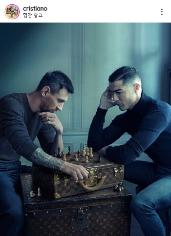 호날두·메시가 체스 대결을?…축구 역사상 가장 놀라운 사진