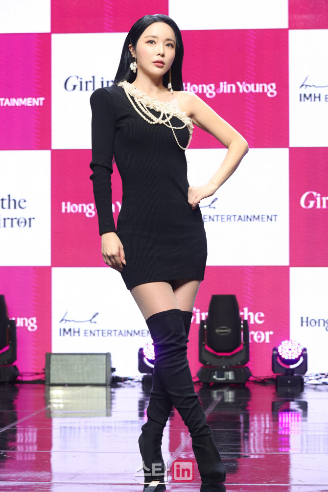 포즈 취하는 홍진영                                                                                                                                                                                