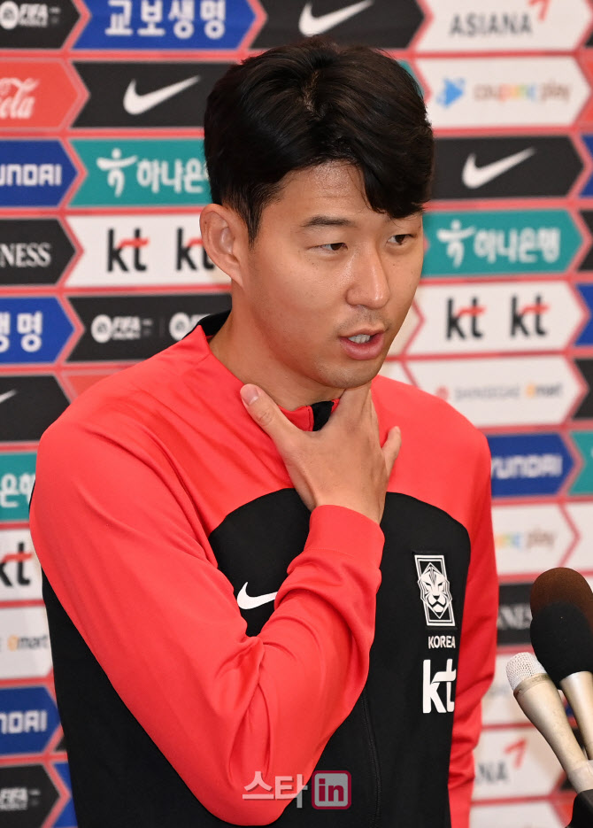 취재진 질문 받는 손흥민                                                                                                                                                                           