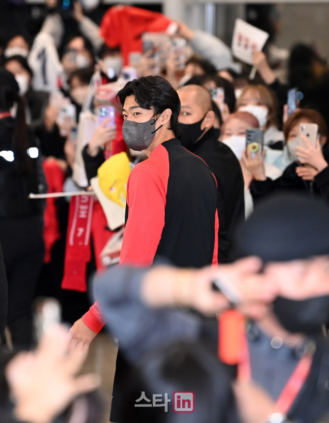 팬들과 인사 나누는 조규성                                                                                                                                                                         