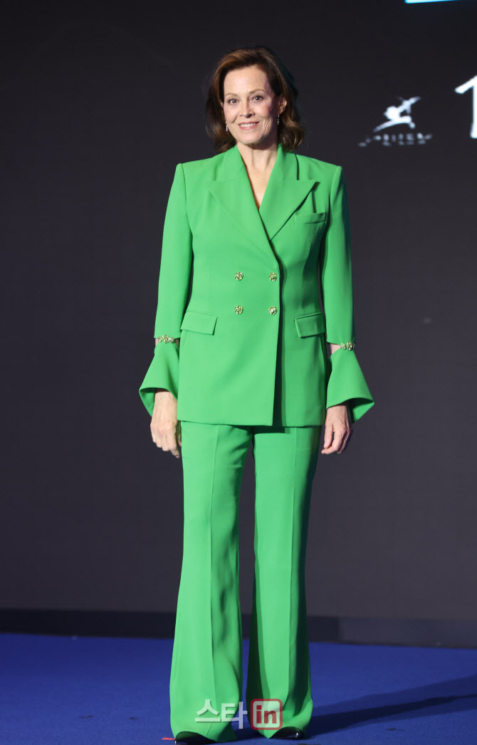 시고니 위버, 완벽한 그린 슈트 자태                                                                                                                                                                