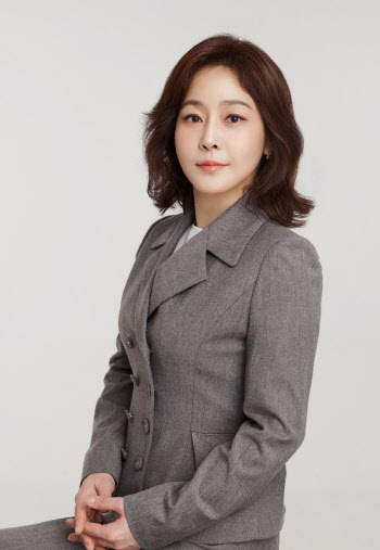 SBS 아나운서 출신 윤지영, 신곡 '신호등 사랑' 발표
