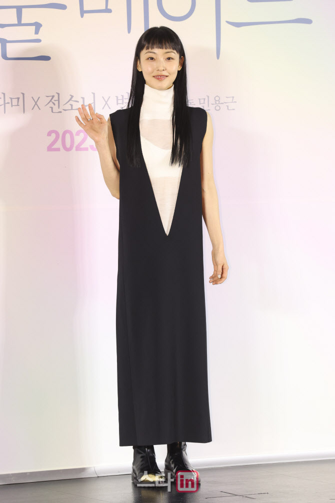 포즈 취하는 전소니                                                                                                                                                                                