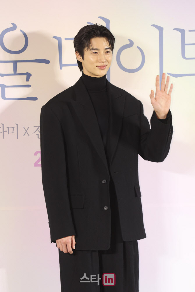 포즈 취하는 변우석                                                                                                                                                                                