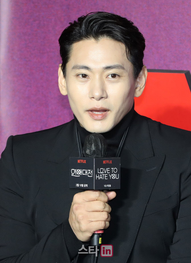 인사말하는 배우 유태오                                                                                                                                                                            
