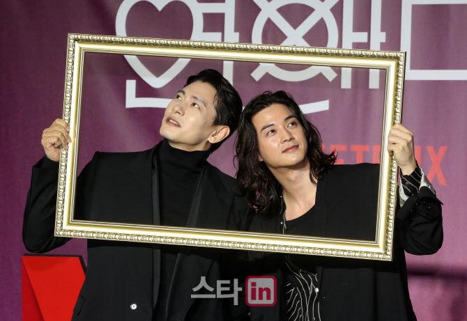 유태오-김지훈, '잘생긴애 옆 잘생긴애'                                                                                                                                                   