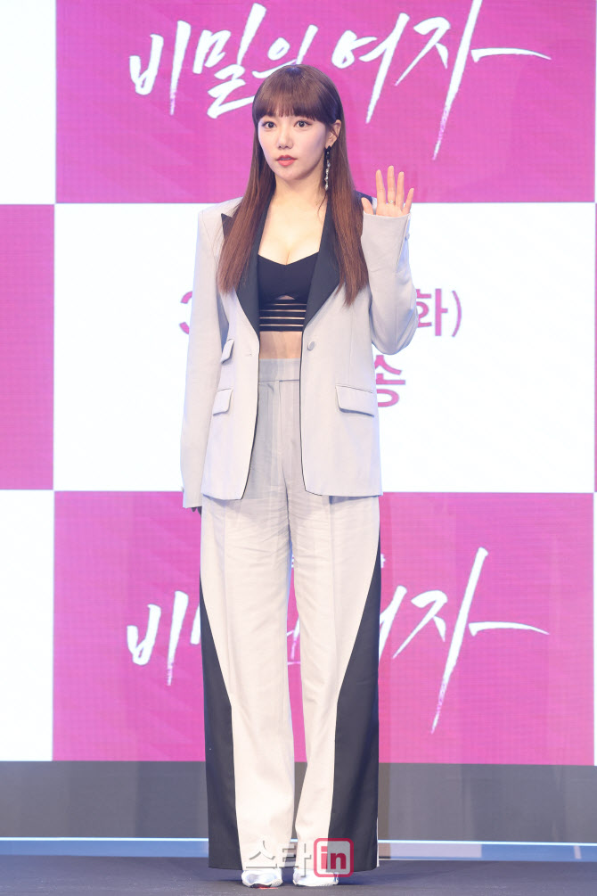 이채영, 섹시한 슈트                                                                                                                                                                               