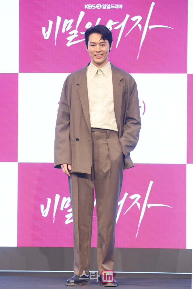 포즈 취하는 이선호                                                                                                                                                                                