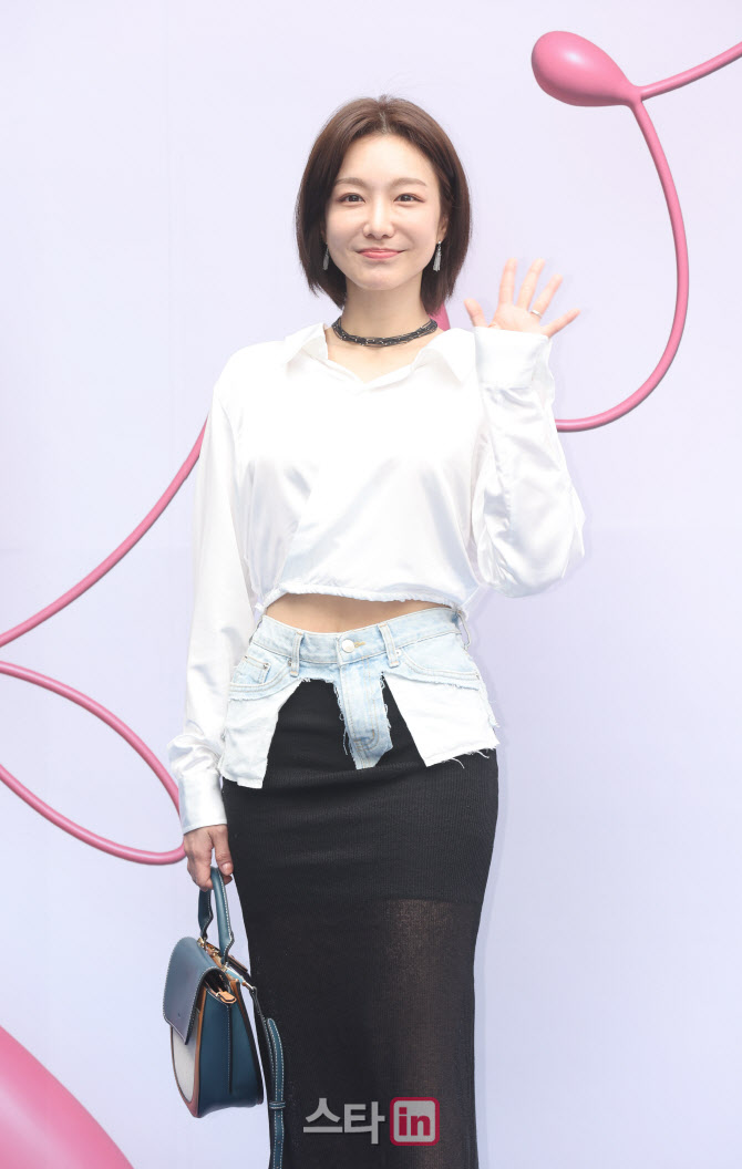 포즈 취하는 신소율                                                                                                                                                                                