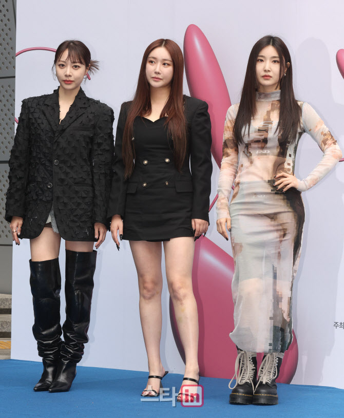 은지-민영-유나, 브레이브걸스 해체 후 공식석상                                                                                                                                                     