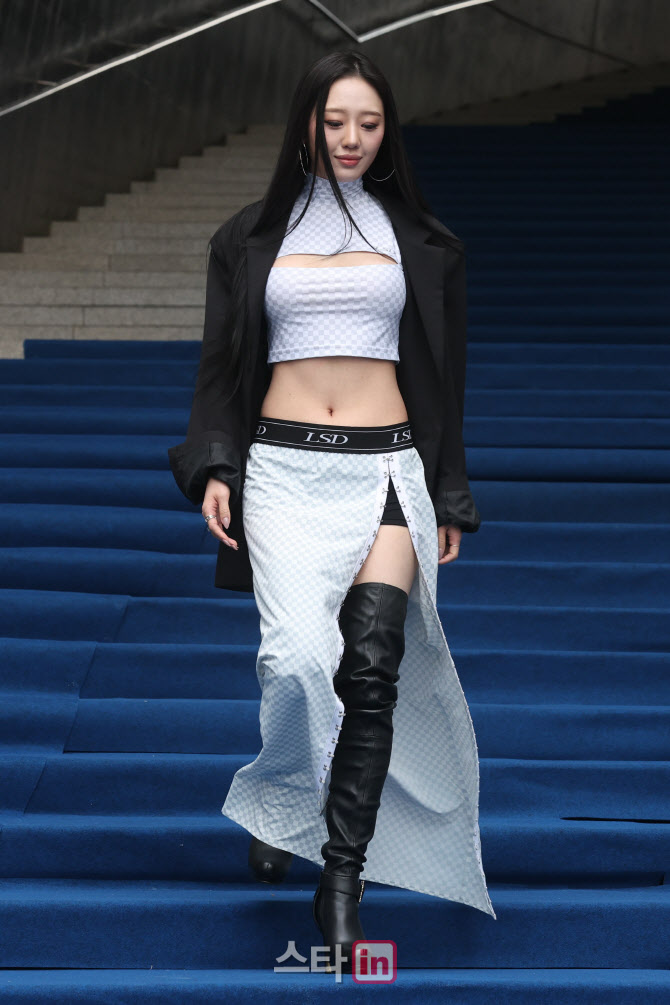 포즈 취하는 썸머케익                                                                                                                                                                              