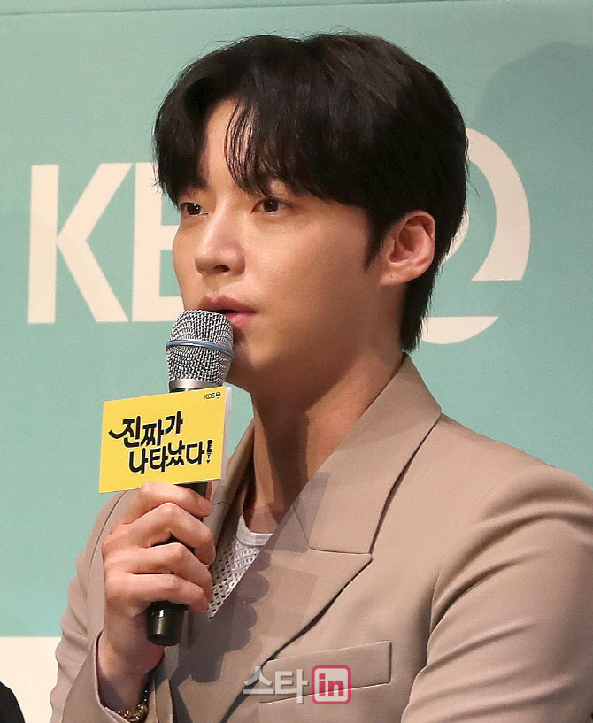 인사말하는 배우 안재현                                                                                                                                                                            
