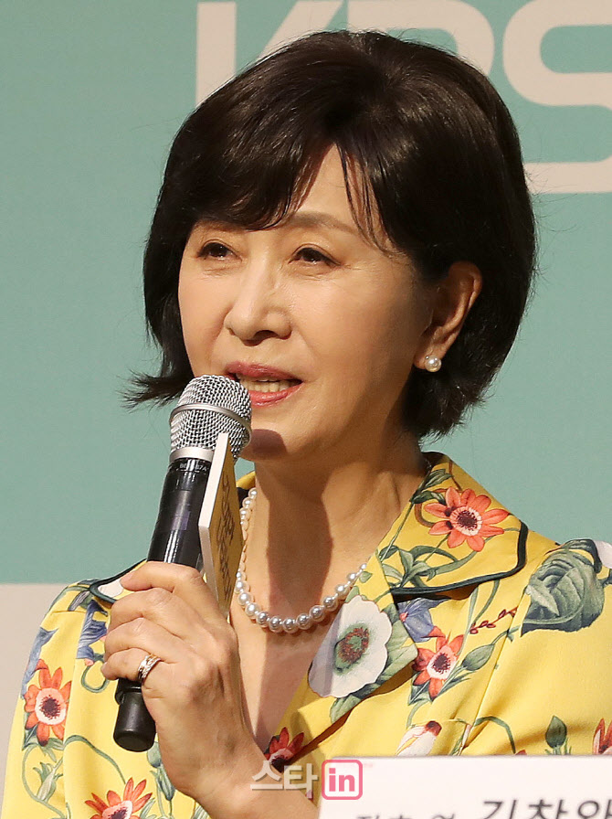 인사말하는 배우 김혜옥                                                                                                                                                                            