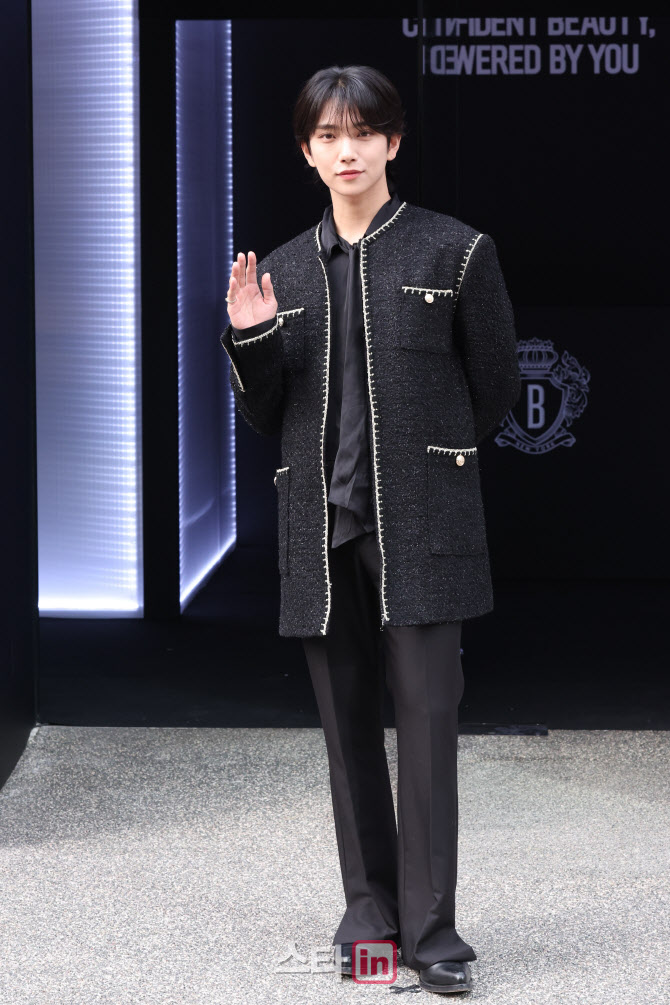 조슈아, 완벽한 올블랙                                                                                                                                                                             