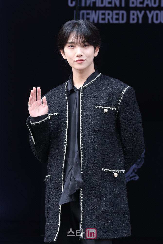 포즈 취하는 세븐틴 조슈아                                                                                                                                                                         