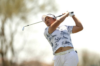 유해란, LPGA 데뷔전 8언더파 몰아치고 1타 차 공동 2위…‘우승 경쟁’