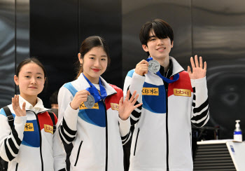 '세계선수권 첫 남녀 동반 銀' 차준환·이해인 금의환향