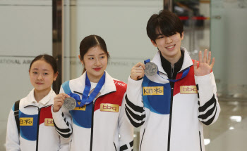 세계선수권 메달 획득후 귀국하는 차준환·이해인·김채연