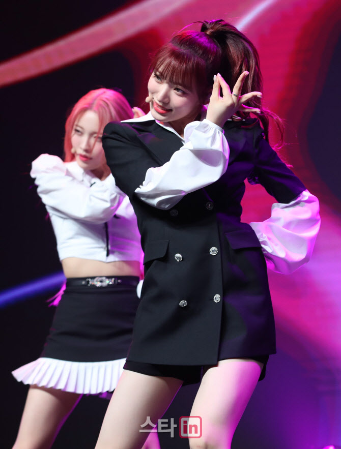 시윤, '자신감있게'                                                                                                                                                                      