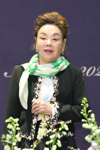 결혼식 참석한 김수미