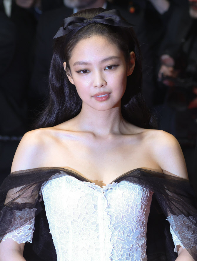 '디 아이돌'로 칸 레드카펫에 선 제니                                                                                                                                                           